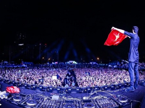 Hãy quẩy lên cùng âm nhạc, hỡi những người trẻ cuồng nhiệt