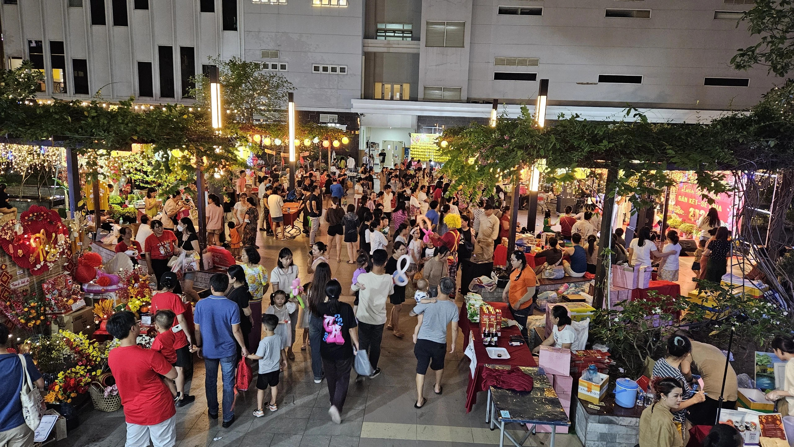 Thiết kế gian hàng ấn tượng và chuyên nghiệp